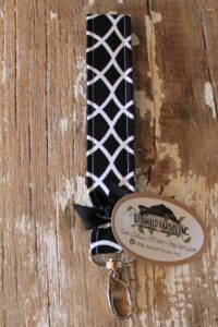 Keychain-Black-white-lines-600x900-rotated