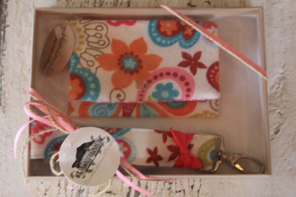 Wallet & Keychain Set-Display Picture White Floral